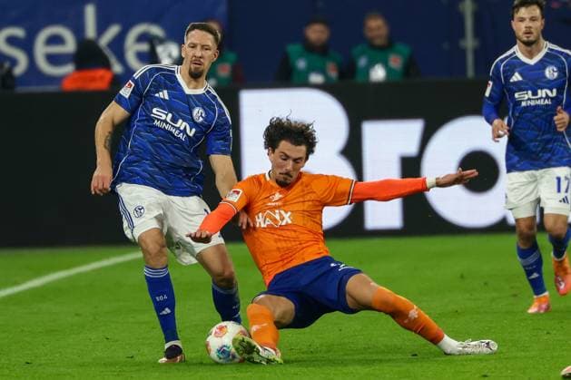Gelsenkirchen, Veltins Arena, 24 10 25, GER, Men, 2 Bundesliga, Season 2025 2026, FC Schalke 04 SV Darmstadt 98, Janik Bachmann FC Schalke 04 and Fraser Hornby SV Darmstadt 98 in a duel, DFB DFL REGULATIONS PROHIBIT ANY USE OF PHOTOGRAPHS AS IMAGE SEQUENCES AND OR QUASI VIDEO Copyright: JoachimxBywaletz xJB-Sportfoto