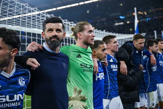 24 10 2025, Football, 2 Bundesliga, Season 2025 2026, Matchday 10, FC Schalke 04 SV Darmstadt, Coach Miron Muslic FC Schalke 04 , Goalkeeper Loris Karius FC Schalke 04 , xRHR PHOTO YYx Copyright: KROEGER RHR-FOTOx RHR-FOTO YY