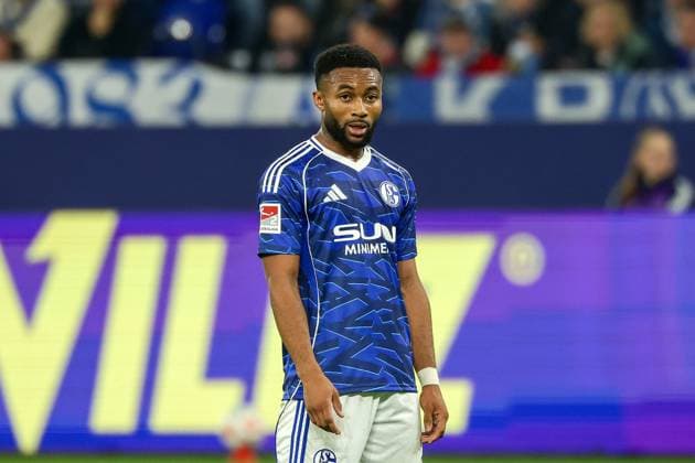 Gelsenkirchen, Veltins Arena, 24 10 25, GER, Men, 2 Bundesliga, Season 2025 2026, FC Schalke 04 SV Darmstadt 98, Moussa Sylla FC Schalke 04 guckt DFB DFL REGULATIONS PROHIBIT ANY USE OF PHOTOGRAPHS AS IMAGE SEQUENCES AND OR QUASI VIDEO Copyright: JoachimxBywaletz xJB-Sportfoto