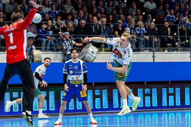 24 10 2025, GER, Handball, Men, Season 25 26, Daikin 1 Bl, 10 Matchday ThSV Eisenach GWD Minden Matija Spikic ThSV Eisenach,1 , Niclas Benedict Heitkamp GWD Minden 99817 Eisenach Werner Assmann Halle Am Sportp Thueringen Germany