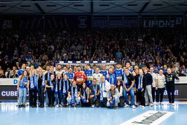 24 10 2025, GER, Handball, Men, Season 25 26, Daikin 1 Bl, 10 Matchday ThSV Eisenach GWD Minden Team picture Group picture Team picture of ThSV Eisenach together with the Sponsor of the Day EVB 99817 Eisenach Werner Assmann Halle Am Sportp Thueringen Germany