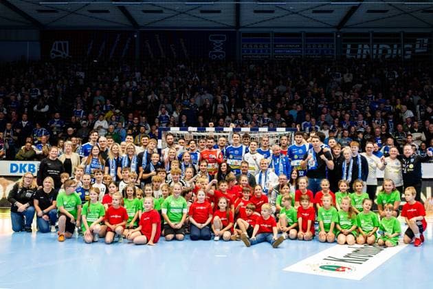 24 10 2025, GER, Handball, Men, Season 25 26, Daikin 1 Bl, 10 Matchday ThSV Eisenach GWD Minden Team picture Group picture Team picture of ThSV Eisenach together with the sponsor of the day EVB and the run-in children 99817 Eisenach Werner Assmann Halle Am Sportp Thueringen Germany