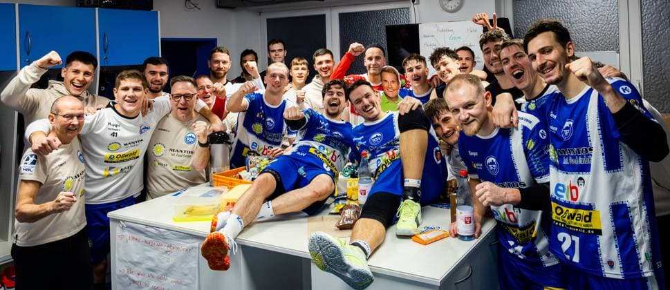 24 10 2025, GER, Handball, Men, Season 25 26, Daikin 1 Bl, 10 Matchday ThSV Eisenach GWD Minden ThSV Eisenach wins the home match against GWD Minden with 33 28, in the picture the team celebrating in the dressing room 99817 Eisenach Werner Assmann Halle Am Sportp Thueringen Germany