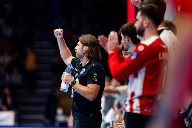 24 10 2025, GER, Handball, Men, Season 25 26, Daikin 1 Bl, 10 Matchday ThSV Eisenach GWD Minden Cheering on the substitutes bench around coach Sebastian Hinze ThSV Eisenach,Coach 99817 Eisenach Werner Assmann Halle Am Sportp Thueringen Germany