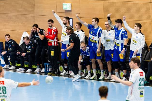 24 10 2025, GER, Handball, Men, Season 25 26, Daikin 1 Bl, 10 Matchday ThSV Eisenach GWD Minden Cheering on the substitutes bench around coach Sebastian Hinze ThSV Eisenach,Coach 99817 Eisenach Werner Assmann Halle Am Sportp Thueringen Germany