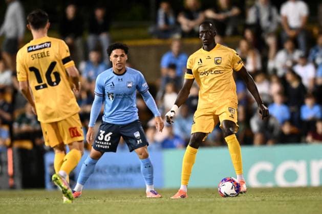 ALEAGUE SYDNEY MARINERS, Sebit Ngor of the Mariners controls the ball during the A-League Men Round 2 match between Sydney FC and the Central Coast Mariners at Leichhardt Oval in Sydney, Saturday, October 25, 2025. ( NO ARCHIVING, EDITORIAL USE ONLY SYDNEY NEW SOUTH WALES AUSTRALIA  Copyright: xBIANCAxDExMARCHIx 20251025148384258791