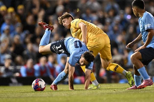 ALEAGUE SYDNEY MARINERS, Joe Lolley of Sydney and Bailey Brandtman of the Mariners compete for possession during the A-League Men Round 2 match between Sydney FC and the Central Coast Mariners at Leichhardt Oval in Sydney, Saturday, October 25, 2025. ( NO ARCHIVING, EDITORIAL USE ONLY SYDNEY NEW SOUTH WALES AUSTRALIA  Copyright: xBIANCAxDExMARCHIx 20251025186278464054