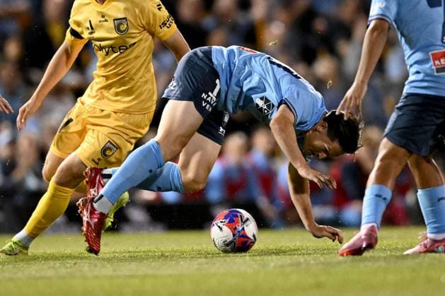 ALEAGUE SYDNEY MARINERS, Joe Lolley of Sydney during the A-League Men Round 2 match between Sydney FC and the Central Coast Mariners at Leichhardt Oval in Sydney, Saturday, October 25, 2025. ( NO ARCHIVING, EDITORIAL USE ONLY SYDNEY NEW SOUTH WALES AUSTRALIA  Copyright: xBIANCAxDExMARCHIx 20251025198660124306