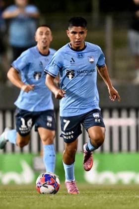 ALEAGUE SYDNEY MARINERS, Piero Quispe of Sydney controls the ball during the A-League Men Round 2 match between Sydney FC and the Central Coast Mariners at Leichhardt Oval in Sydney, Saturday, October 25, 2025. ( NO ARCHIVING, EDITORIAL USE ONLY SYDNEY NEW SOUTH WALES AUSTRALIA  Copyright: xBIANCAxDExMARCHIx 20251025161291285412