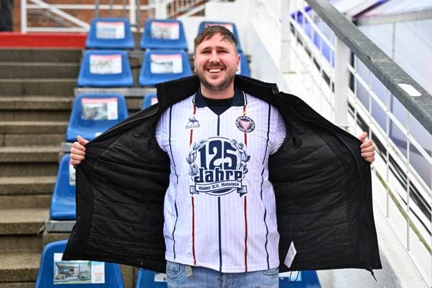 25 10 2025, Soccer, Men, 2 BL 2 Bundesliga , Season 2025 2026, Holstein Kiel VfL Bochum, 10 Matchday Holstein Kiel Fan with new 125th anniversary fan jersey of Ultras Kiel, Holstein Stadion Holstein Stadion Schleswig Holstein Germany