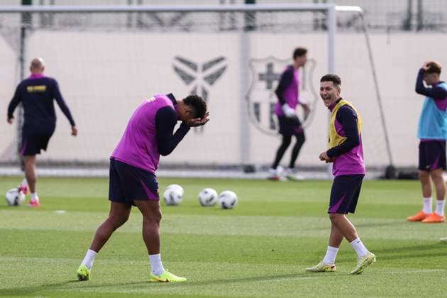 October 25, 2025, Sant Joan Despi, Barcelona, SPAIN: Roony Bardghji and Ronald Araujo during the training day of FC Barcelona, Barca ahead the Spanish League, La Liga EA Sports, football match against Real Madrid at Ciudad Esportiva Joan Gamper on October 25, 2025 in Sant Joan Despi, Barcelona, Spain. Sant Joan Despi SPAIN - ZUMAa181 20251025_zaa_a181_007 Copyright: xJavierxBorregox