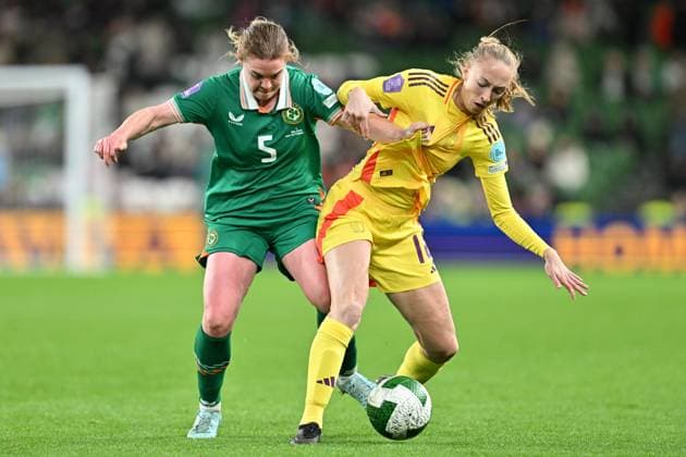 IRELAND VS BELGIUM Aoife Mannion (5) of Ireland pictured fighting for the ball with Lisa Petry (10) of Belgium during a women football game between the national teams of the republic of Ireland and Belgium, called the Red Flames for the first leg of the Promotion relegation play-off in the Uefa Womens Nations League 2025, on Friday 24 October 2025 in Dublin , IRELAND . Photo Sportpix David Catry Dublin Aviva Stadium IRELAND  Copyright: xSportpix.bex xDavidxCatryxDavidxCatryx
