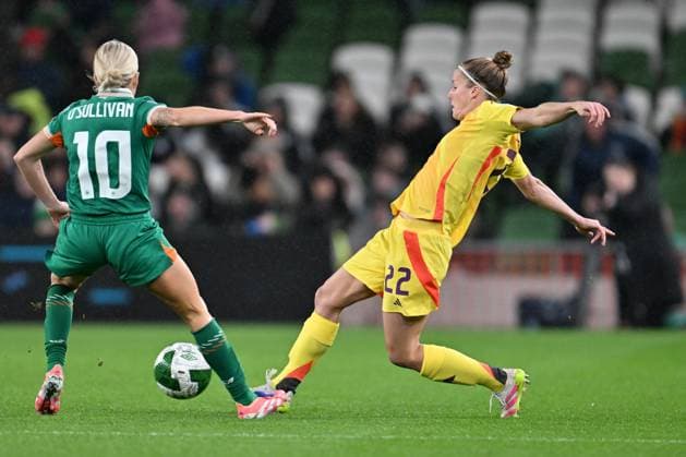 IRELAND VS BELGIUM Denise OSullivan (10) of Ireland pictured defending on Laura Deloose (22) of Belgium during a women football game between the national teams of the republic of Ireland and Belgium, called the Red Flames for the first leg of the Promotion relegation play-off in the Uefa Womens Nations League 2025, on Friday 24 October 2025 in Dublin , IRELAND . Photo Sportpix David Catry Dublin Aviva Stadium IRELAND  Copyright: xSportpix.bex xDavidxCatryxDavidxCatryx