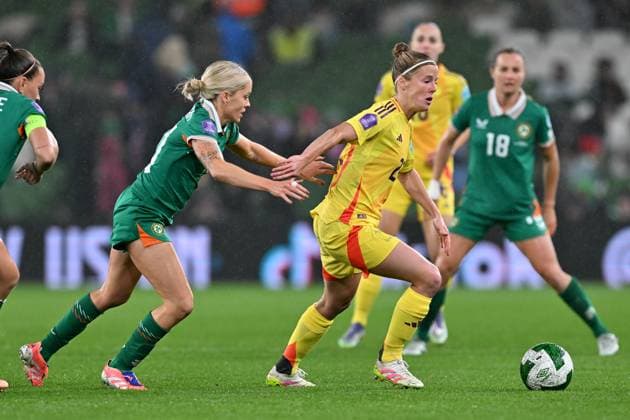 IRELAND VS BELGIUM Denise OSullivan (10) of Ireland pictured defending on Laura Deloose (22) of Belgium during a women football game between the national teams of the republic of Ireland and Belgium, called the Red Flames for the first leg of the Promotion relegation play-off in the Uefa Womens Nations League 2025, on Friday 24 October 2025 in Dublin , IRELAND . Photo Sportpix David Catry Dublin Aviva Stadium IRELAND  Copyright: xSportpix.bex xDavidxCatryxDavidxCatryx