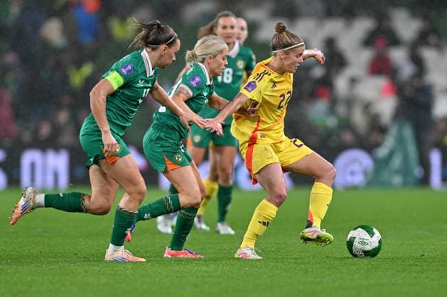 IRELAND VS BELGIUM Denise OSullivan (10) of Ireland pictured defending on Laura Deloose (22) of Belgium during a women football game between the national teams of the republic of Ireland and Belgium, called the Red Flames for the first leg of the Promotion relegation play-off in the Uefa Womens Nations League 2025, on Friday 24 October 2025 in Dublin , IRELAND . Photo Sportpix David Catry Dublin Aviva Stadium IRELAND  Copyright: xSportpix.bex xDavidxCatryxDavidxCatryx
