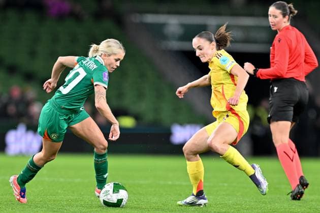 IRELAND VS BELGIUM Denise OSullivan (10) of Ireland and Zenia Mertens (16) of Belgium pictured during a women football game between the national teams of the republic of Ireland and Belgium, called the Red Flames for the first leg of the Promotion relegation play-off in the Uefa Womens Nations League 2025, on Friday 24 October 2025 in Dublin , IRELAND . Photo Sportpix David Catry Dublin Aviva Stadium IRELAND  Copyright: xSportpix.bex xDavidxCatryxDavidxCatryx