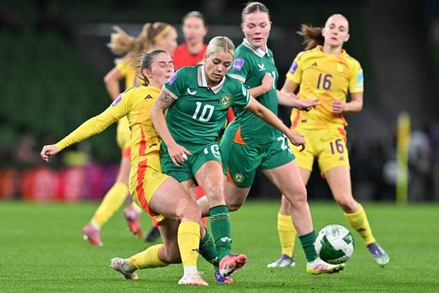 IRELAND VS BELGIUM Marie Detruyer (20) of Belgium pictured defending on Denise OSullivan (10) of Ireland during a women football game between the national teams of the republic of Ireland and Belgium, called the Red Flames for the first leg of the Promotion relegation play-off in the Uefa Womens Nations League 2025, on Friday 24 October 2025 in Dublin , IRELAND . Photo Sportpix David Catry Dublin Aviva Stadium IRELAND  Copyright: xSportpix.bex xDavidxCatryxDavidxCatryx