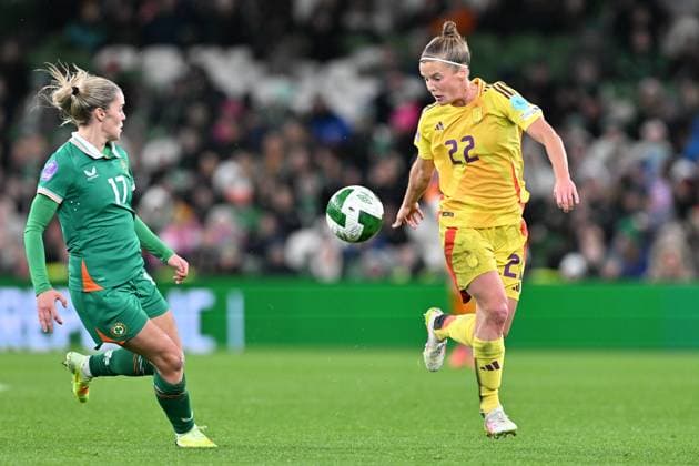 IRELAND VS BELGIUM Jamie Finn (17) of Ireland and Laura Deloose (22) of Belgium pictured during a women football game between the national teams of the republic of Ireland and Belgium, called the Red Flames for the first leg of the Promotion relegation play-off in the Uefa Womens Nations League 2025, on Friday 24 October 2025 in Dublin , IRELAND . Photo Sportpix David Catry Dublin Aviva Stadium IRELAND  Copyright: xSportpix.bex xDavidxCatryxDavidxCatryx