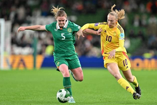 IRELAND VS BELGIUM Aoife Mannion (5) of Ireland pictured fighting for the ball with Lisa Petry (10) of Belgium during a women football game between the national teams of the republic of Ireland and Belgium, called the Red Flames for the first leg of the Promotion relegation play-off in the Uefa Womens Nations League 2025, on Friday 24 October 2025 in Dublin , IRELAND . Photo Sportpix David Catry Dublin Aviva Stadium IRELAND  Copyright: xSportpix.bex xDavidxCatryxDavidxCatryx