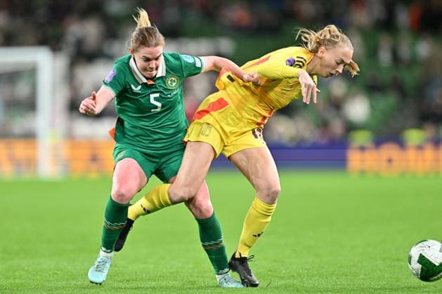 IRELAND VS BELGIUM Aoife Mannion (5) of Ireland pictured fighting for the ball with Lisa Petry (10) of Belgium during a women football game between the national teams of the republic of Ireland and Belgium, called the Red Flames for the first leg of the Promotion relegation play-off in the Uefa Womens Nations League 2025, on Friday 24 October 2025 in Dublin , IRELAND . Photo Sportpix David Catry Dublin Aviva Stadium IRELAND  Copyright: xSportpix.bex xDavidxCatryxDavidxCatryx