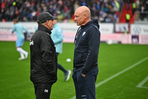 25 10 2025, Soccer, Men, 2 BL 2 Bundesliga , Season 2025 2026, Holstein Kiel VfL Bochum, 10 Matchday Co Coach Dirk Bremser Kiel, left in conversation with Coach Uwe Rösler Bochum Kiel, Holstein Stadion Holstein Stadion Schleswig Holstein Germany