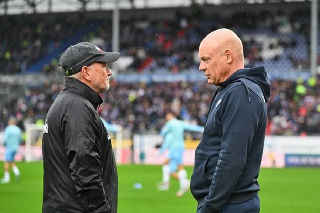 25 10 2025, Soccer, Men, 2 BL 2 Bundesliga , Season 2025 2026, Holstein Kiel VfL Bochum, 10 Matchday Co Coach Dirk Bremser Kiel, left in conversation with Coach Uwe Rösler Bochum Kiel, Holstein Stadion Holstein Stadion Schleswig Holstein Germany