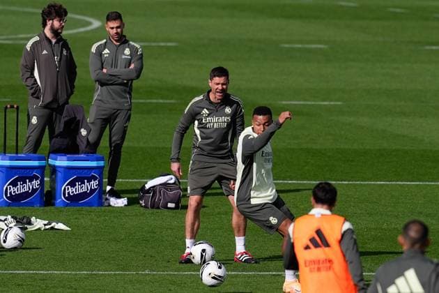 October 25, 2025, Valdebebas, Madrid, Spain: Xabi Alonso during the Real Madrid training session ahead their upcoming Spanish League, LaLiga EA Sports, football match against FC Barcelona, Barca at Ciudad Deportiva Real Madrid on October 25, 2025, in Valdebebas, Madrid, Spain. Valdebebas Spain - ZUMAa181 20251025_zaa_a181_075 Copyright: xDennisxAgyemanx