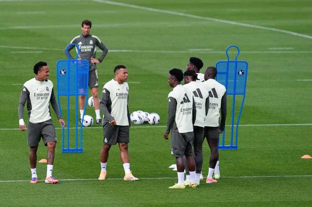 October 25, 2025, Valdebebas, Madrid, Spain: Kylian Mbappe and Eder Militao during the Real Madrid training session ahead their upcoming Spanish League, LaLiga EA Sports, football match against FC Barcelona, Barca at Ciudad Deportiva Real Madrid on October 25, 2025, in Valdebebas, Madrid, Spain. Valdebebas Spain - ZUMAa181 20251025_zaa_a181_085 Copyright: xDennisxAgyemanx