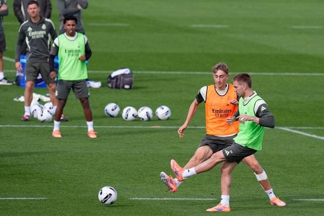 October 25, 2025, Valdebebas, Madrid, Spain: Dean Huijsen and Franco Mastantuono during the Real Madrid training session ahead their upcoming Spanish League, LaLiga EA Sports, football match against FC Barcelona, Barca at Ciudad Deportiva Real Madrid on October 25, 2025, in Valdebebas, Madrid, Spain. Valdebebas Spain - ZUMAa181 20251025_zaa_a181_086 Copyright: xDennisxAgyemanx