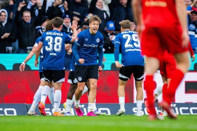 25 10 2025 Soccer, 2025 2026, 2 Bundesliga, 10 Matchday, DSC Arminia Bielefeld SV Elversberg M Joel Grodowski Bielefeld cheers after his goal to 1 0 with R Tim Handwerker Bielefeld DFL REGULATIONS PROHIBIT ANY USE OF PHOTOGRAPHS AS IMAGE SEQUENCES AND OR QUASI VIDEO