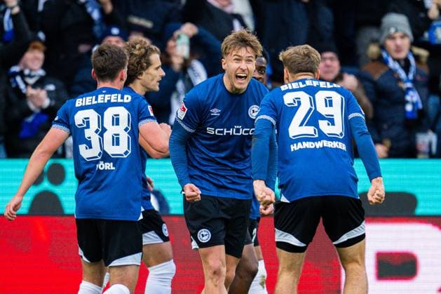 25 10 2025 Soccer, 2025 2026, 2 Bundesliga, 10 Matchday, DSC Arminia Bielefeld SV Elversberg M Joel Grodowski Bielefeld cheers after his goal to 1 0 with R Tim Handwerker Bielefeld DFL REGULATIONS PROHIBIT ANY USE OF PHOTOGRAPHS AS IMAGE SEQUENCES AND OR QUASI VIDEO