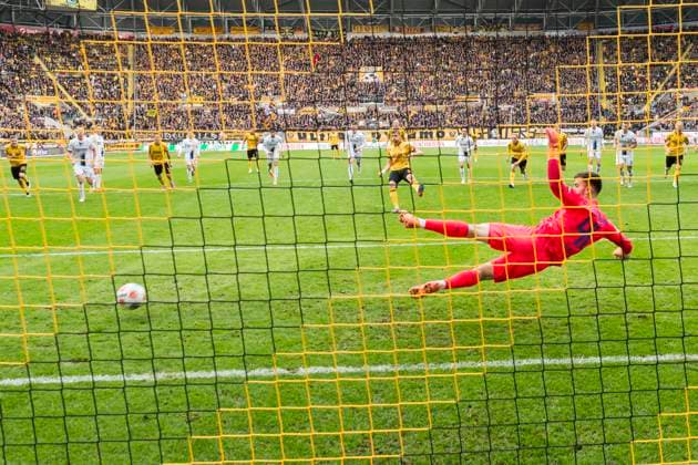 25 10 2025, xomx, Fußball 2 Bundesliga, Dynamo Dresden SC Paderborn 07 v l jubelt, Torjubel, Tor, Goal, Jubel, Freude, freuen zum 1 0 per Strafstosstor durch Christoph Daferner Dynamo Dresden Dennis Seimen SC Paderborn 07 DFL DFB REGULATIONS PROHIBIT ANY USE OF PHOTOGRAPHS as IMAGE SEQUENCES and or QUASI VIDEO Dresden