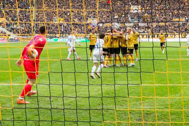 25 10 2025, xomx, Fußball 2 Bundesliga, Dynamo Dresden SC Paderborn 07 v l jubelt, Torjubel, Tor, Goal, Jubel, Freude, freuen zum 1 0 per Strafstosstor durch Christoph Daferner Dynamo Dresden Dennis Seimen SC Paderborn 07 DFL DFB REGULATIONS PROHIBIT ANY USE OF PHOTOGRAPHS as IMAGE SEQUENCES and or QUASI VIDEO Dresden