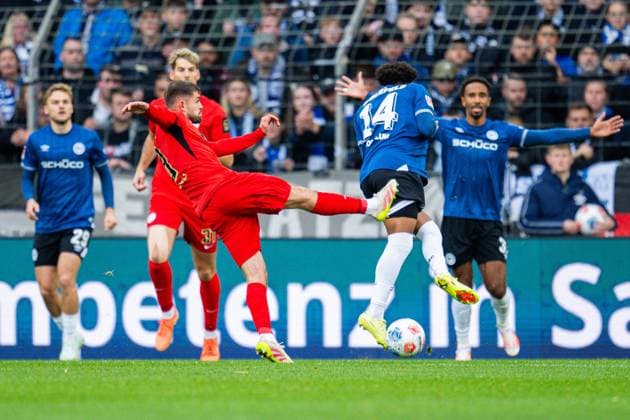25 10 2025 Soccer, 2025 2026, 2 Bundesliga, 10 Matchday, DSC Arminia Bielefeld SV Elversberg L R Lukasz Poreba Elversberg , Monju Momuluh Bielefeld DFL REGULATIONS PROHIBIT ANY USE OF PHOTOGRAPHS AS IMAGE SEQUENCES AND OR QUASI VIDEO