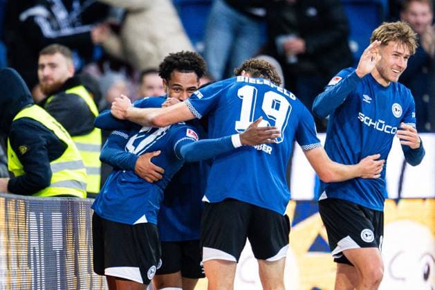 25 10 2025 Soccer, 2025 2026, 2 Bundesliga, 10 Matchday, DSC Arminia Bielefeld SV Elversberg Cheering after the goal to 2 0, M Monju Momuluh Bielefeld DFL REGULATIONS PROHIBIT ANY USE OF PHOTOGRAPHS AS IMAGE SEQUENCES AND OR QUASI VIDEO