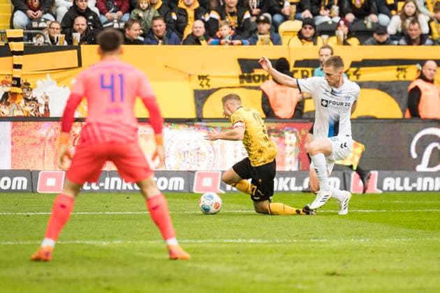 25 10 2025, xomx, Soccer 2 Bundesliga, Dynamo Dresden SC Paderborn 07 v l Niklas Hauptmann Dynamo Dresden goes down in the penalty area in a duel with Tjark Scheller SC Paderborn 07 Penalty kick 1 0 DFL DFB REGULATIONS PROHIBIT ANY USE OF PHOTOGRAPHS as IMAGE SEQUENCES and or QUASI VIDEO Dresden