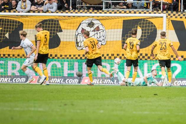 25 10 2025, xomx, Fußball 2 Bundesliga, Dynamo Dresden SC Paderborn 07 v l jubelt, Torjubel, Tor, Goal, Jubel, Freude, freuen zum 1 1 DFL DFB REGULATIONS PROHIBIT ANY USE OF PHOTOGRAPHS as IMAGE SEQUENCES and or QUASI VIDEO Dresden