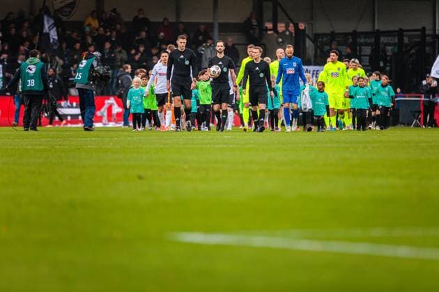 Team warm-up GER, SC Verl vs SSV Ulm 1846, Football, 3 Liga, Matchday 12, Season 2025 2026, 25 10 2025 DFL Regulations prohibit any use of photographers as image sequences and or quasi video GER, SC Verl vs SSV Ulm 1846, Football, 3 Liga, Matchday 12, Season 2025 2026, 25 10 2025 Verl Copyright: xEibner-Pressefoto JanxRollingerx EP_JSK