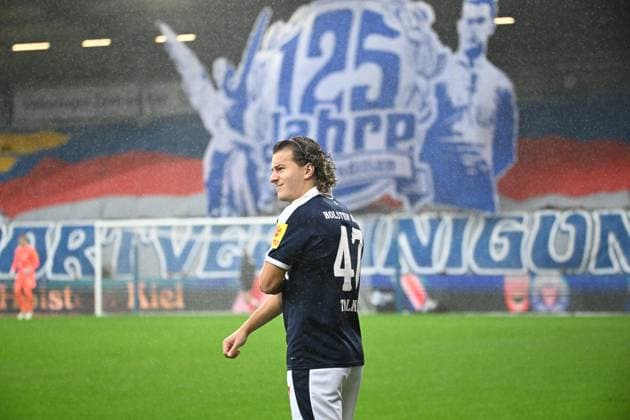 25 10 2025, Football, Men, 2 BL 2 Bundesliga , Season 2025 2026, Holstein Kiel VfL Bochum, 10 Matchday John Tolkin in front of the choreography of the Holstein Fans Kiel, Holstein Stadion Holstein Stadion Schleswig Holstein Germany