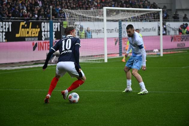 25 10 2025, Football, Men, 2 BL 2 Bundesliga , Season 2025 2026, Holstein Kiel VfL Bochum, 10 Matchday Jonas Therkelsen vs Matus Bero Kiel, Holstein Stadion Holstein Stadion Schleswig Holstein Germany