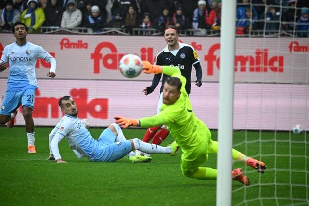 25 10 2025, Football, Men, 2 BL 2 Bundesliga , Season 2025 2026, Holstein Kiel VfL Bochum, Matchday 10 Jonas Therkelsen narrowly misses the goal Kiel, Holstein Stadion Holstein Stadion Schleswig Holstein Germany