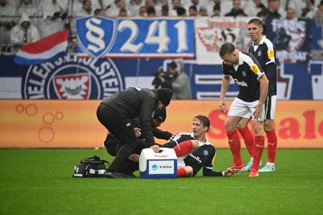 25 10 2025, Football, Men, 2 BL 2 Bundesliga , Season 2025 2026, Holstein Kiel VfL Bochum, 10 Matchday Lasse Rosenboom injured Kiel, Holstein Stadion Holstein Stadion Schleswig Holstein Germany