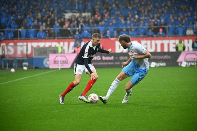 25 10 2025, Football, Men, 2 BL 2 Bundesliga , Season 2025 2026, Holstein Kiel VfL Bochum, Matchday 10 Alexander Bernhardsson vs Philipp Strompf Kiel, Holstein Stadion Holstein Stadion Schleswig Holstein Germany