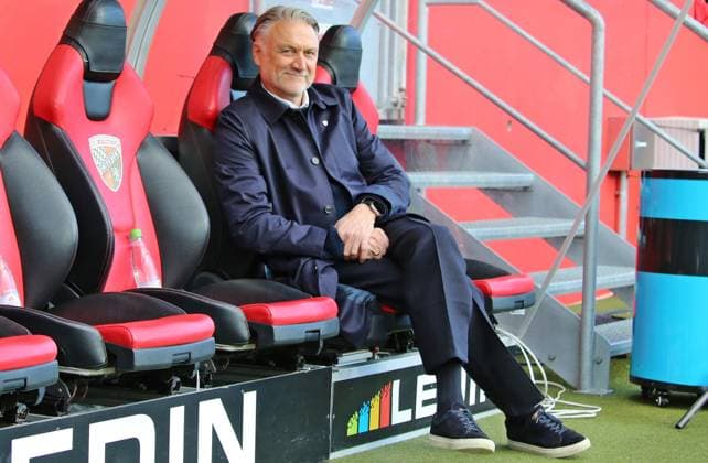 25 10 2025, xpfrx, Fussball 3 Liga, FC Ingolstadt 1 FC Saarbrücken Managing Director Dietmar Beiersdorfer Ingolstadt smiling sitting on the substitutes bench DFL DFB REGULATIONS PROHIBIT ANY USE OF PHOTOGRAPHS as IMAGE SEQUENCES and or QUASI VIDEO Ingolstadt