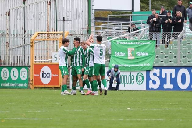 Soccer Regionalliga Nordost BSG Chemie Leipzig Hertha BSC U23 25 10 2025 Stanley Ratifo 30, Chemie Leipzig 2 from left celebrates with his team his goal to equalize 1 1 Soccer, Regionalliga Nordost, Season 2025 2026, Matchday 13 BSG Chemie Leipzig vs Hertha BSC II on 25 10 2025 at Alfred Kunze Sportpark, Leipzig Leutzsch Copyright: xBEAUTIFULxSPORTS JanxKaeferx