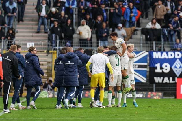 Cheers of the guests after the goal for 0 1 at SV Waldhof Mannheim 1860 Munich on 25 10 25 in Carl Benz Stadium, Mannheim xamx Photo Alfio Marino Copyright: