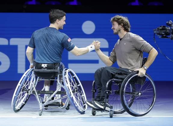 TENNIS - ATP, Tennis Herren Erste Bank Open VIENNA,AUSTRIA,25.OCT.25 - TENNIS - ATP World Tour, Erste Bank Open, wheelchair tennis, award ceremony. Image shows Gordon Reid (GBR) and Nico Langmann (AUT).  GEPAxpictures xWalterxLuger