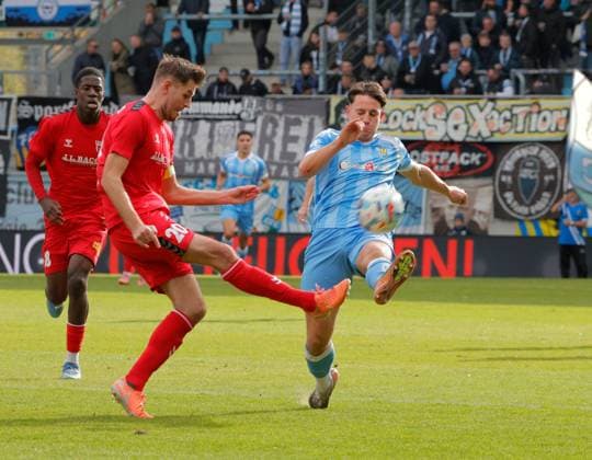 CFC vs FC Hertha 03 Zehlendorf 25 10 2025, Chemnitz, eins Stadion An der Gellertstrasse, Sport, Fußball, Regionalliga Nordost, Saison 2025 2026, 13 Spieltag, CFC, CFC vs FC Hertha 03 Zehlendorf Zweikampf Chemnitz Sachsen BRD
