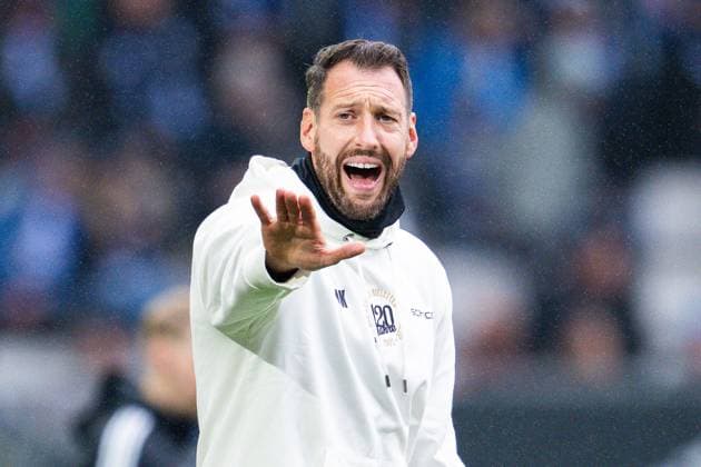 25 10 2025 Soccer, 2025 2026, 2 Bundesliga, 10 Matchday, DSC Arminia Bielefeld SV Elversberg Mitch Kniat Coach Bielefeld DFL REGULATIONS PROHIBIT ANY USE OF PHOTOGRAPHS AS IMAGE SEQUENCES AND OR QUASI VIDEO