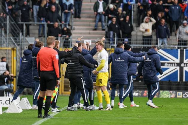 Cheers of the guests after the goal for 0 1 at SV Waldhof Mannheim 1860 Munich on 25 10 25 in Carl Benz Stadium, Mannheim xamx Photo Alfio Marino Copyright: